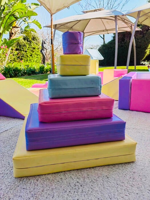 Kiddies Theme Parties offers personalized birthday party supplies and decor for sale.