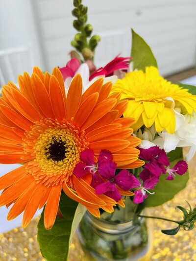 Kiddies Theme Parties offers personalized birthday party supplies and decor for sale.