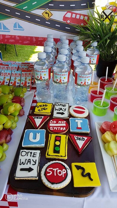 Kiddies Theme Parties offers personalized birthday party supplies and decor for sale.