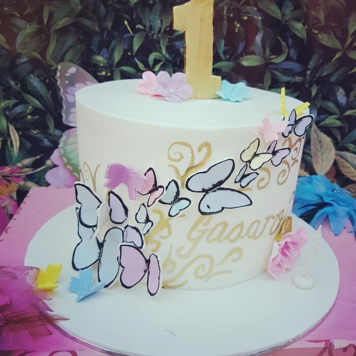 The stylish 1 tier birthday cake for Gazaro's birthday party.