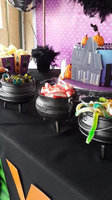 Kiddies Theme Parties offers personalized birthday party supplies and decor for sale.