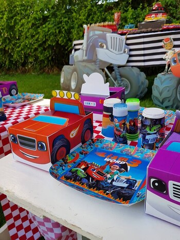 Kiddies Theme Parties offers personalized birthday party supplies and decor for sale.